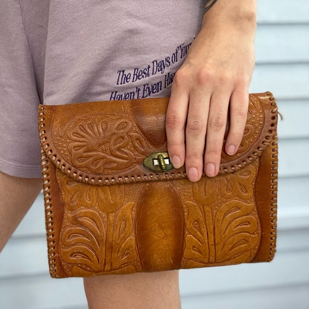 Vintage 70s Floral Tooled Cowhide Leather Crossbody Bag - Picture 4 of 8